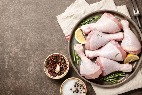 Свежие сырые куриные ножки с ингредиентами для приготовления пищи — стоковое фото