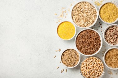 Taştan arkaplanda çeşitli tahıl taneleri ile ayarlandı