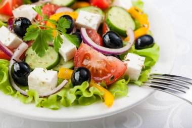 Beyaz tabakta Yunan salatası