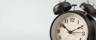 Mavi arkaplanda Retro biçimi alarm saati