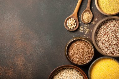 Metalik yüzeyde çeşitli tahıl taneleri ile ayarlayın