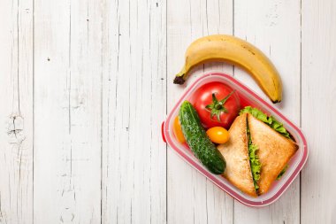 Sandviç, sebze ve muzlu beslenme çantası.