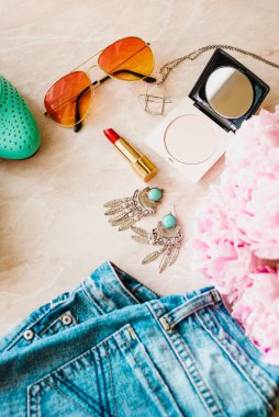 Tarz düz arka plan yattı. Kot pantolon ve ayakkabı ve aksesuarları ile pembe şakayık çiçeği