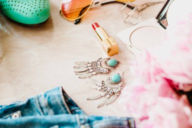 Tarz düz arka plan yattı. Kot pantolon ve ayakkabı ve aksesuarları ile pembe şakayık çiçeği