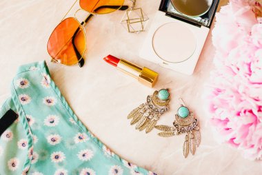 Tarz düz arka plan yattı. Kot pantolon ve ayakkabı ve aksesuarları ile pembe şakayık çiçeği