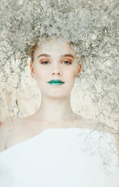 Genç Sarışın kadın moda portre. Yeşil dudaklı güzel kız