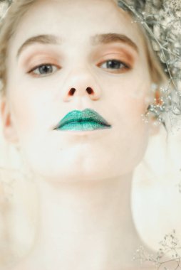 Genç Sarışın kadın moda portre. Yeşil dudaklı güzel kız