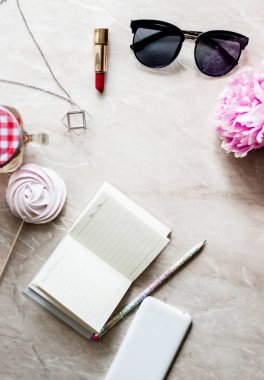 Güzellik düz bir günlük, smartphone, aksesuarları ve peonies mermer bir zemin üzerine yatırın. Üstten görünüm