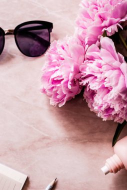 Güzellik düz bir günlük, smartphone, aksesuarları ve peonies mermer bir zemin üzerine yatırın. Üstten görünüm