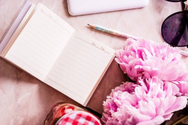 Güzellik düz bir günlük, smartphone, aksesuarları ve peonies mermer bir zemin üzerine yatırın. Üstten görünüm