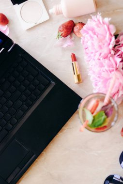 Güzellik düz bir masaüstü, kozmetik, aksesuarları ve peonies mermer bir zemin üzerine yatırın. Üstten görünüm