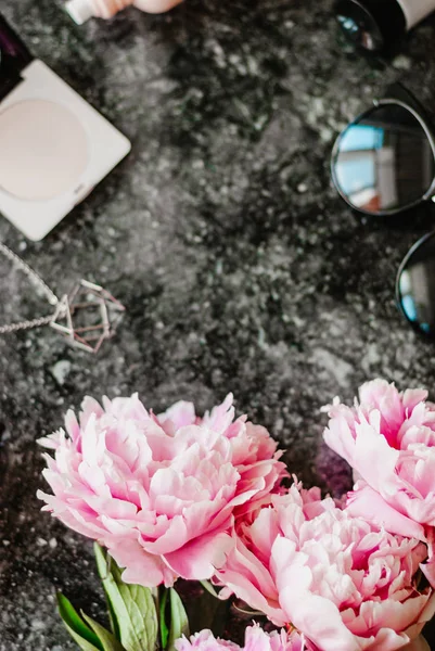 Pose Plate Beauté Avec Accessoires Parfum Cosmétiques Pivoines Sur Fond — Photo