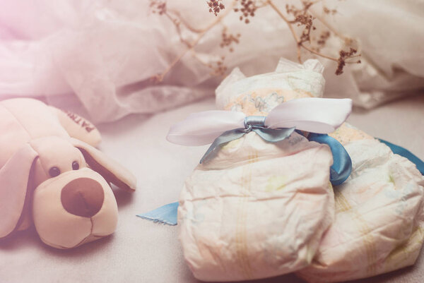 Абстрактная композиция для новорожденного ребенка с подгузниками
