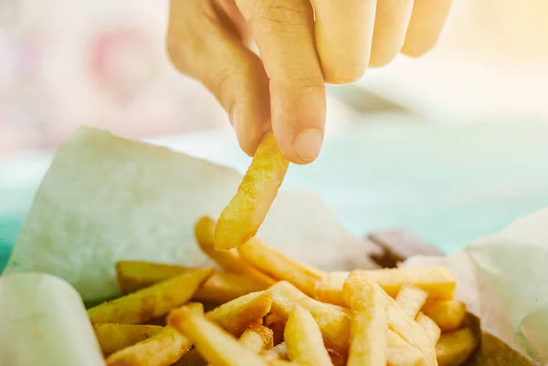 Hand Met Aardappel Frietjes Franse Frietjes Ongezonde Voeding — Stockfoto