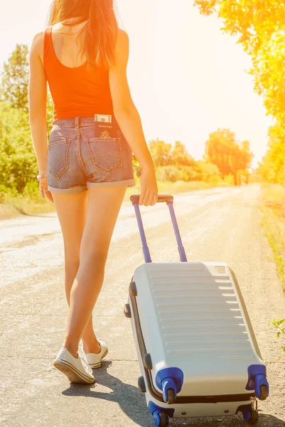 Sexy Vrouw Terug Jean Shorts Met Een Paspoort Geld Een — Stockfoto