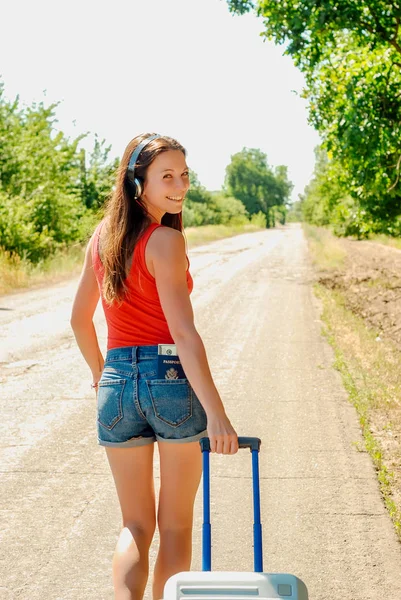 Mooie Vrouw Jean Korte Broek Met Een Paspoort Geld Een — Stockfoto