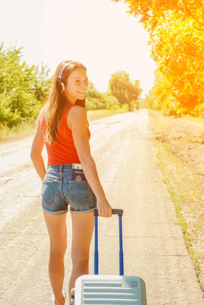 Mooie Vrouw Jean Korte Broek Met Een Paspoort Geld Een — Stockfoto