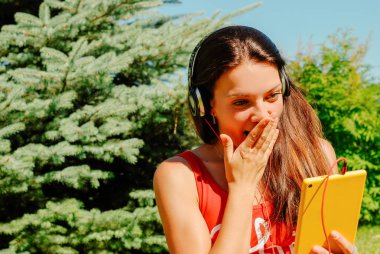 Güzel esmer kadın sarı tablet açık havada kullanma.