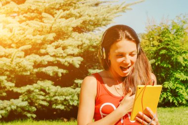 Güzel esmer kadın sarı tablet açık havada kullanma.