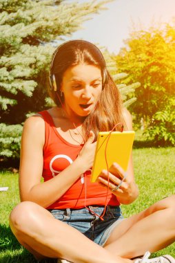 Güzel esmer kadın sarı tablet açık havada kullanma.