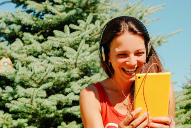 Güzel esmer kadın sarı tablet açık havada kullanma.