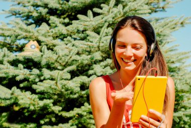 Güzel esmer kadın sarı tablet açık havada kullanma.