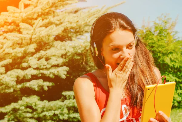 Güzel esmer kadın sarı tablet açık havada kullanma.