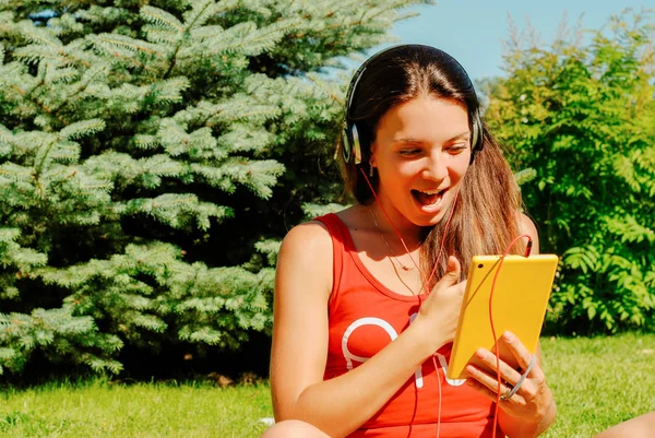 Güzel esmer kadın sarı tablet açık havada kullanma.