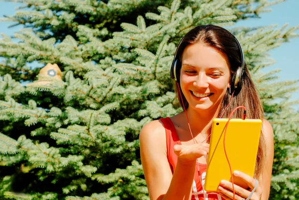 Güzel esmer kadın sarı tablet açık havada kullanma.