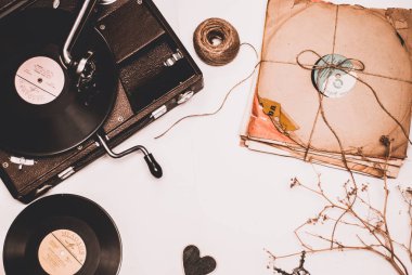 Beyaz arka plan üzerinde ip ile çizilmiş tozlu eski vinil kayıtlar yığını bağlı