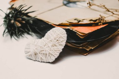 Beyaz arka plan üzerinde ip ile çizilmiş tozlu eski vinil kayıtlar yığını bağlı