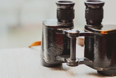 Beyaz ahşap zemin üzerinde Vintage dürbün