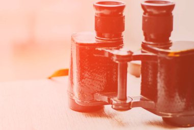 Beyaz ahşap zemin üzerinde Vintage dürbün