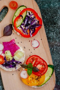 Açık sandviçler pirinç kek krem peynir, sebze, sağlıklı bir kahvaltı ile