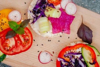 Açık sandviçler pirinç kek krem peynir, sebze, sağlıklı bir kahvaltı ile