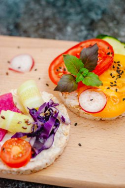 Açık sandviçler pirinç kek krem peynir, sebze, sağlıklı bir kahvaltı ile