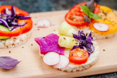 Açık sandviçler pirinç kek krem peynir, sebze, sağlıklı bir kahvaltı ile