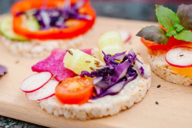 Açık sandviçler pirinç kek krem peynir, sebze, sağlıklı bir kahvaltı ile