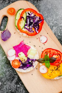 Açık sandviçler pirinç kek krem peynir, sebze, sağlıklı bir kahvaltı ile