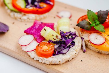 Açık sandviçler pirinç kek krem peynir, sebze, sağlıklı bir kahvaltı ile