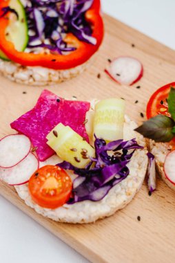 Açık sandviçler pirinç kek krem peynir, sebze, sağlıklı bir kahvaltı ile