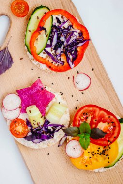 Açık sandviçler pirinç kek krem peynir, sebze, sağlıklı bir kahvaltı ile