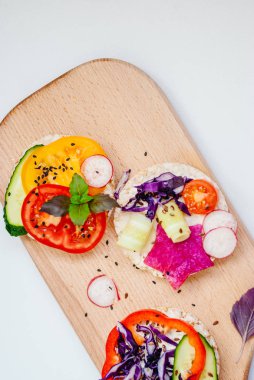 Açık sandviçler pirinç kek krem peynir, sebze, sağlıklı bir kahvaltı ile