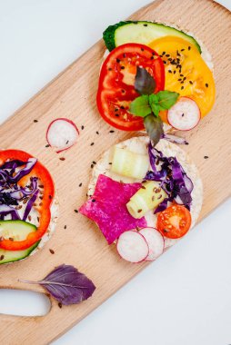 Açık sandviçler pirinç kek krem peynir, sebze, sağlıklı bir kahvaltı ile