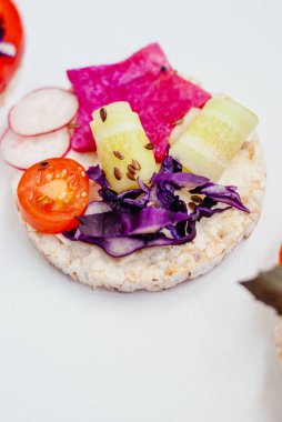 Açık sandviçler pirinç kek krem peynir, sebze, sağlıklı bir kahvaltı ile