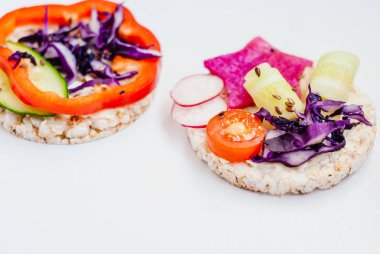 Açık sandviçler pirinç kek krem peynir, sebze, sağlıklı bir kahvaltı ile