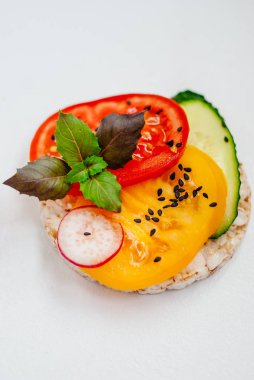 Açık sandviçler pirinç kek krem peynir, sebze, sağlıklı bir kahvaltı ile