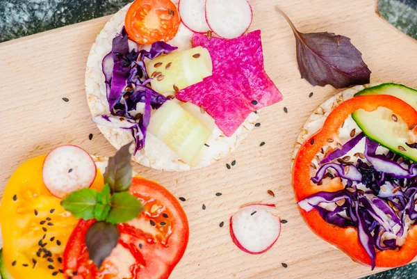 Açık sandviçler pirinç kek krem peynir, sebze, sağlıklı bir kahvaltı ile