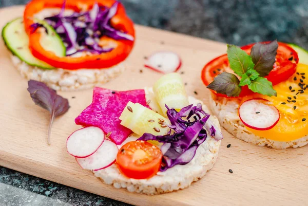 Sandwiches Abiertos Pasteles Arroz Con Queso Crema Verduras Desayuno Saludable — Foto de Stock