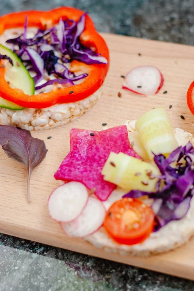 Åpne Smørbrød Med Riskaker Med Smøreost Grønnsaker Sunn Frokost – stockfoto